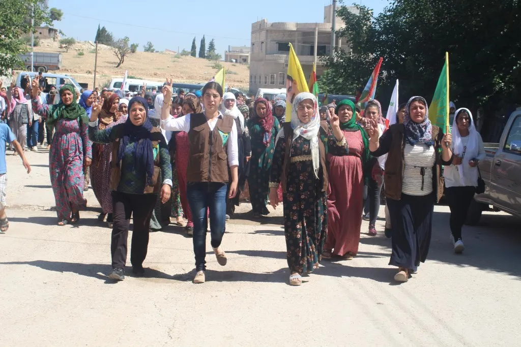 Welatiyên Kobanê sersaxî ji malbatên 4 şehîdan re xwest