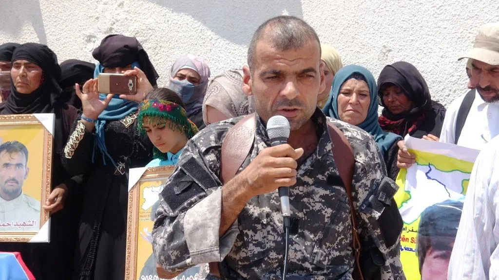 Şêniyên Dêrazorê du şehîdên xwe oxirkirin