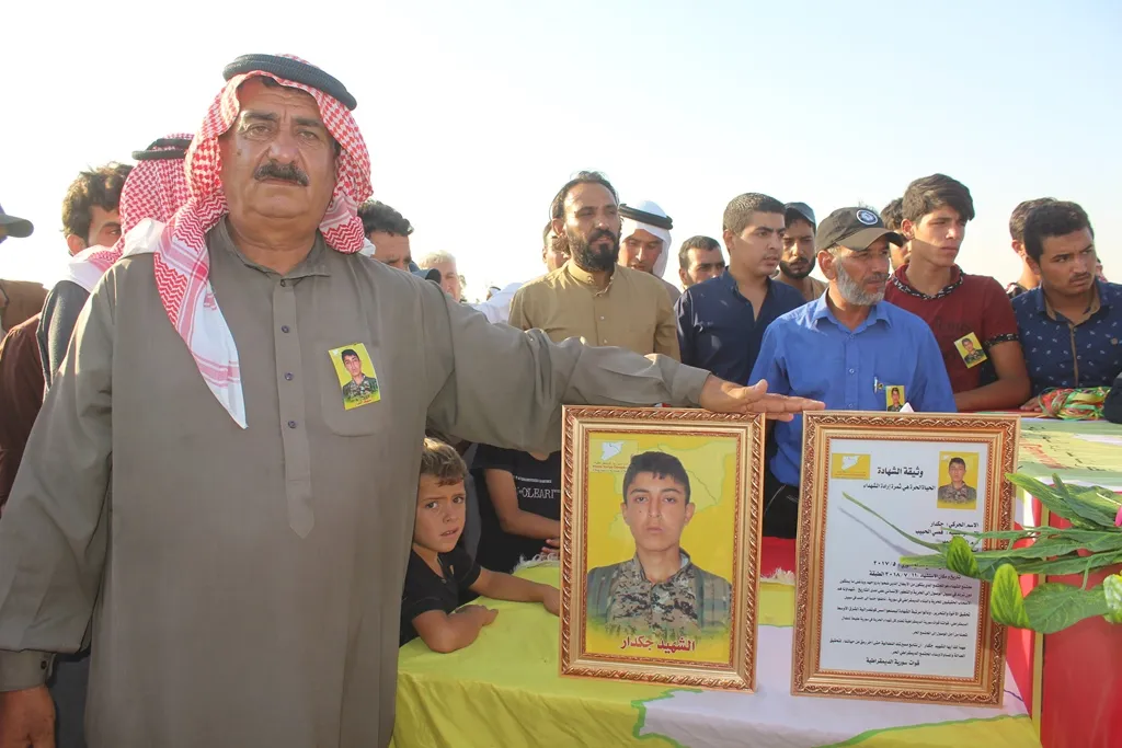 Şêniyên Tebqayê cenazeyê şehîd Çekdar spartin axê