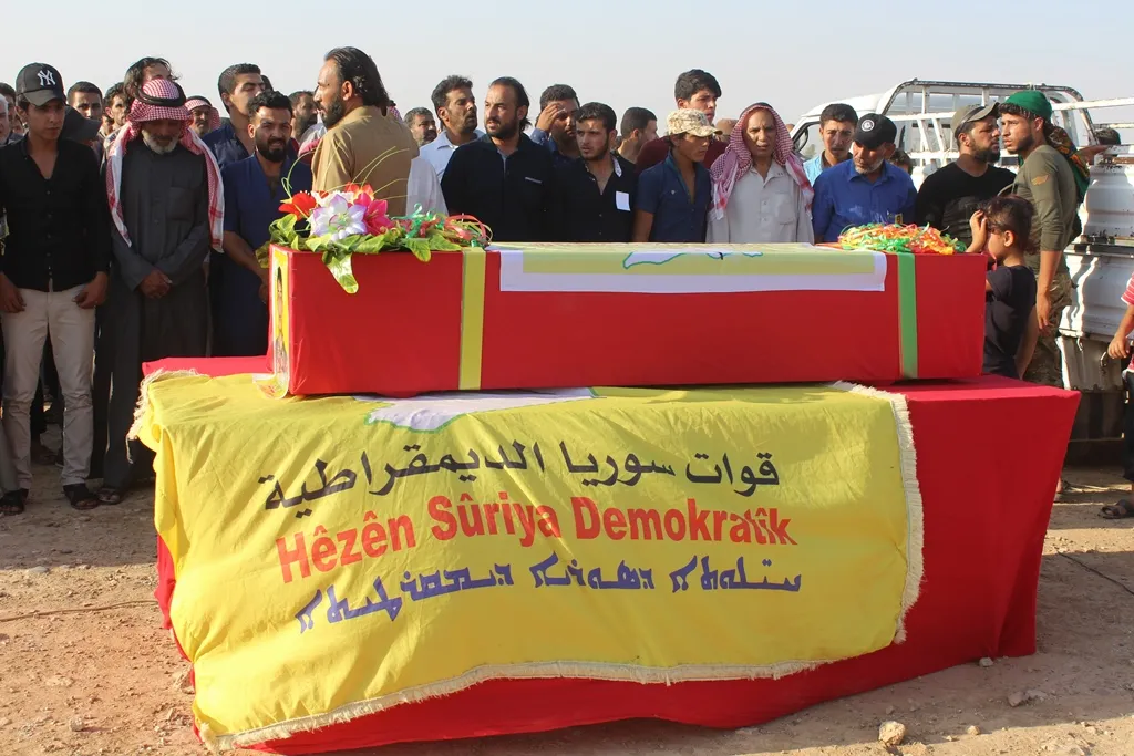 Şêniyên Tebqayê cenazeyê şehîd Çekdar spartin axê