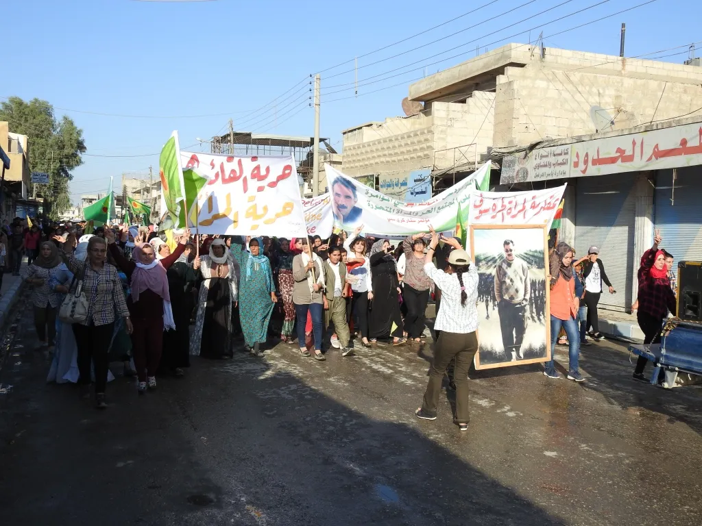 Jinên Girê Spî bi meşekê banga azadiya Ocalan kirin