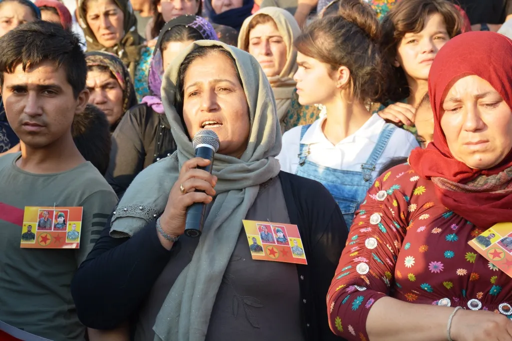 Şêniyên Kobanê cenazeyên 2 şehîdan spartin axê