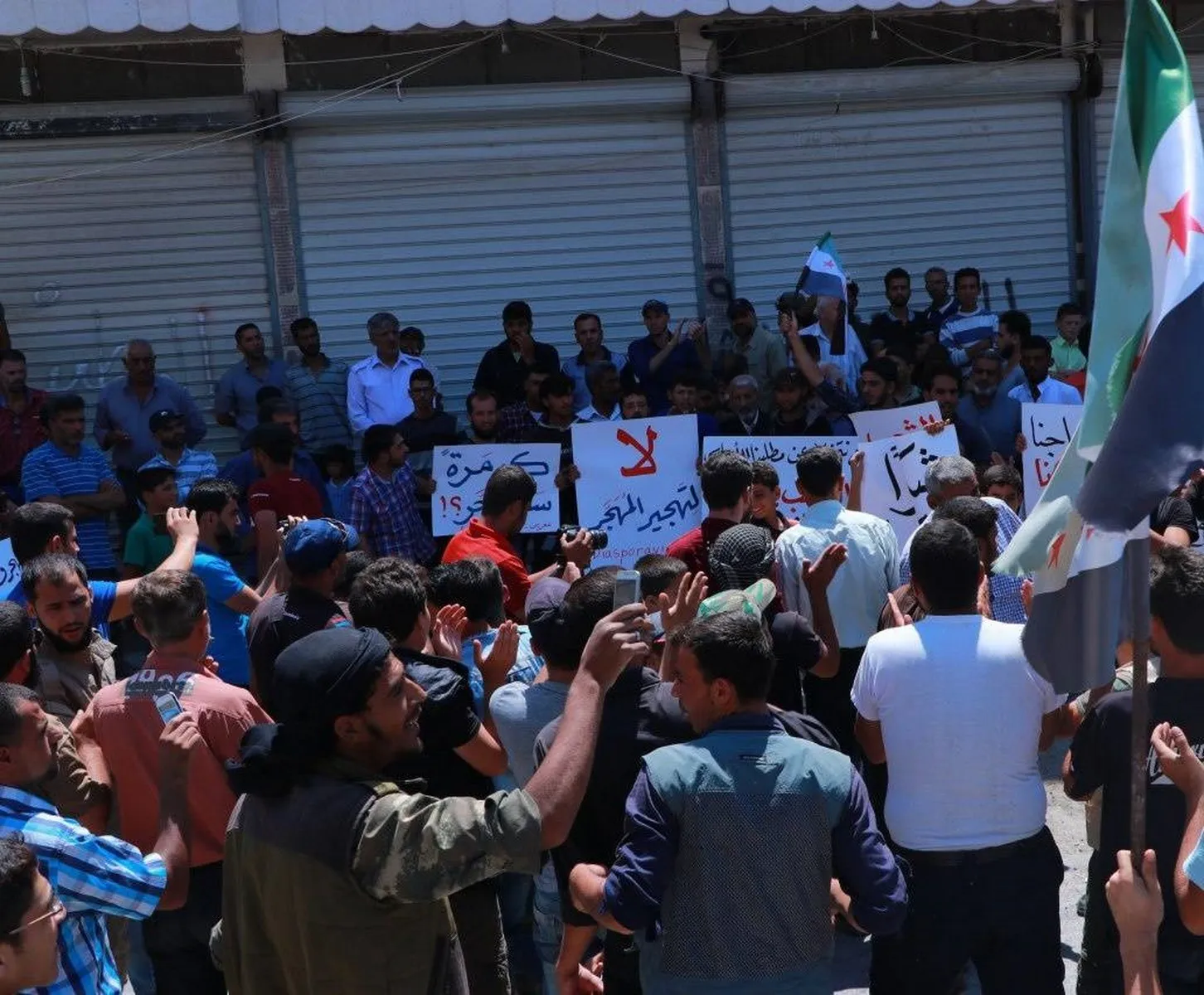 Koçberên Xûta yên li Efrînê li dijî dagirkeran derketin