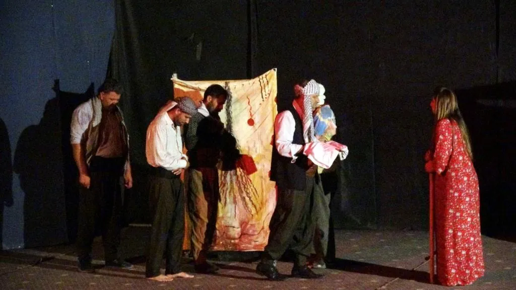Koma Tolihildan şonoya "Dêwê bi çavekî" li Qamişlo pêşkêş kir