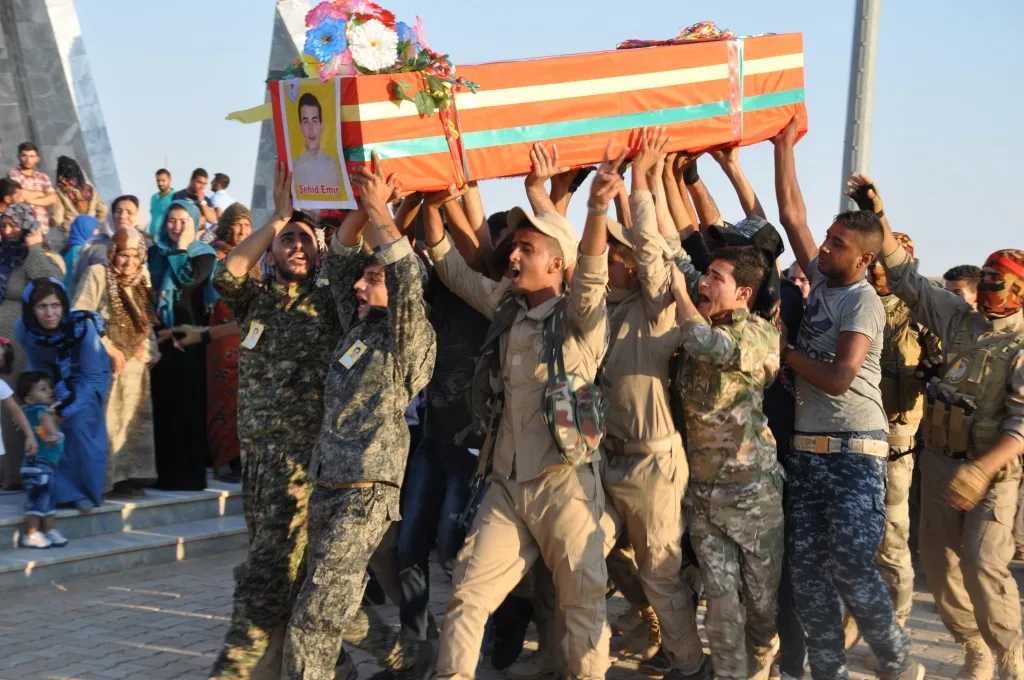Gelê Kobanê xatirê dawî ji têkoşer Emîr xwestin