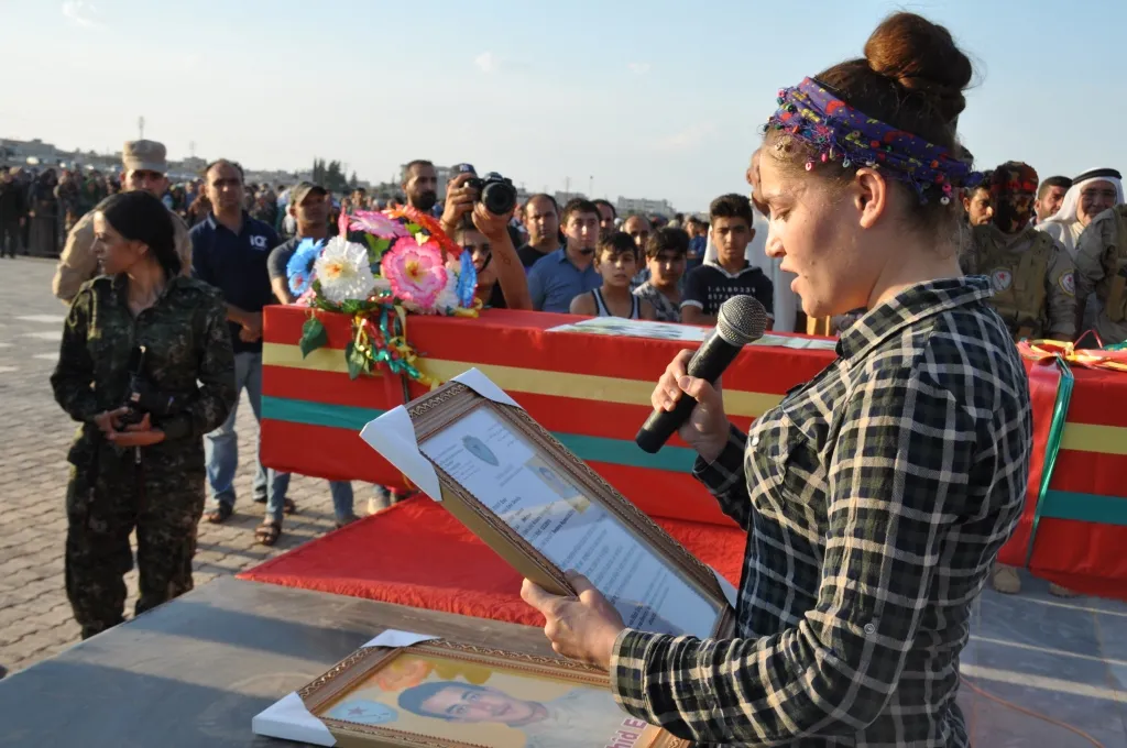 Gelê Kobanê xatirê dawî ji têkoşer Emîr xwestin