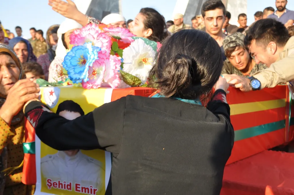 Gelê Kobanê xatirê dawî ji têkoşer Emîr xwestin