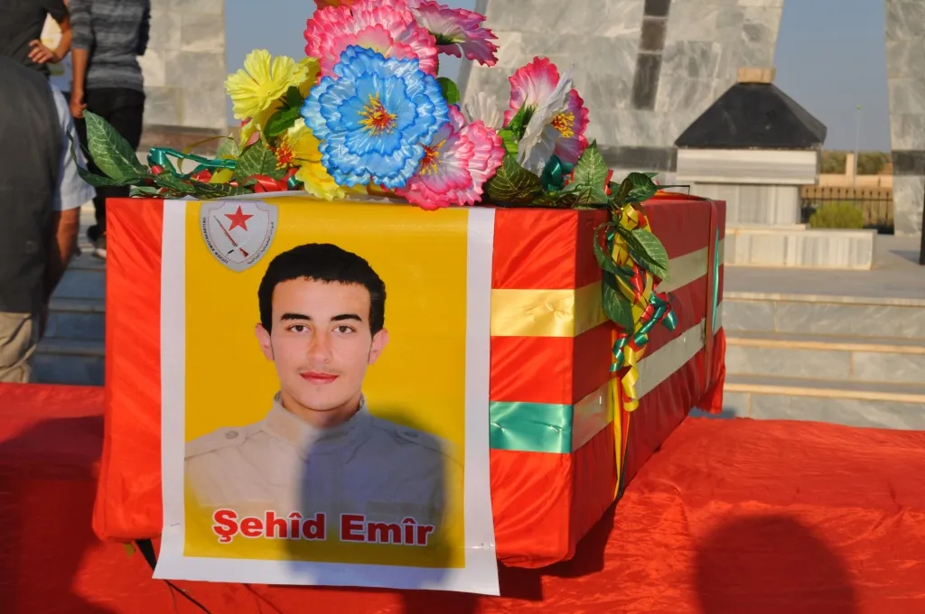 Gelê Kobanê xatirê dawî ji têkoşer Emîr xwestin