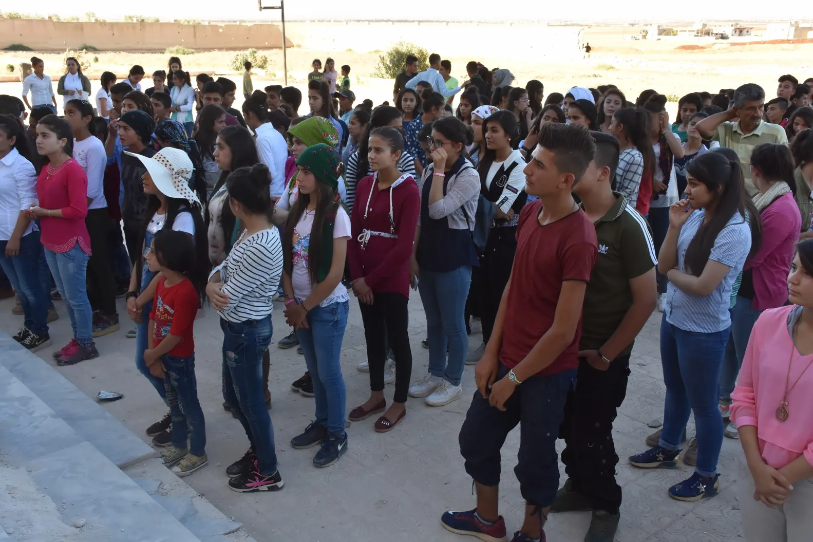 Xwendekarên Efrînê karmendên xwe wergirtin