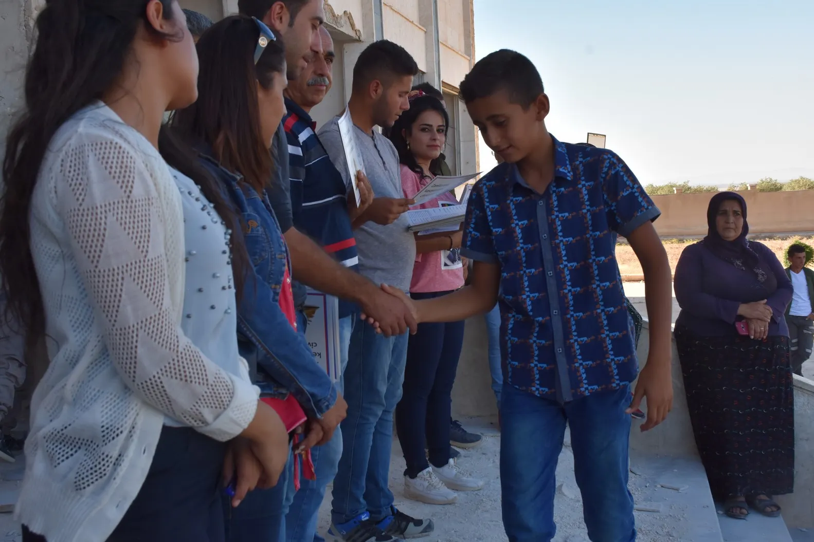 Xwendekarên Efrînê karmendên xwe wergirtin