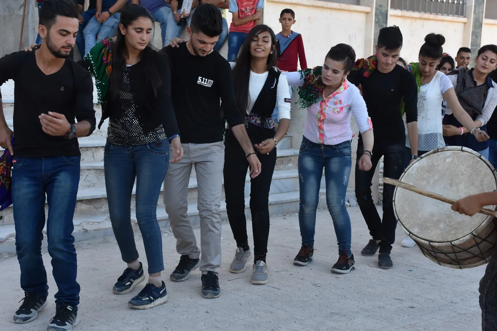 Xwendekarên Efrînê karmendên xwe wergirtin