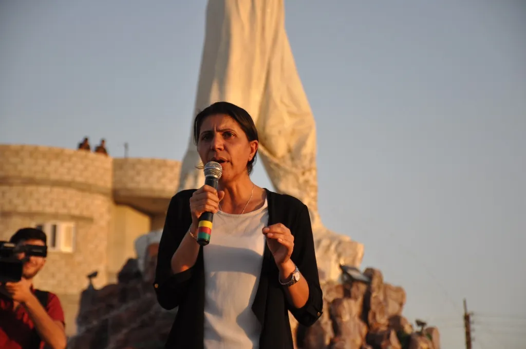 Kobanê êrîşên li ser Şengalê protesto kirin