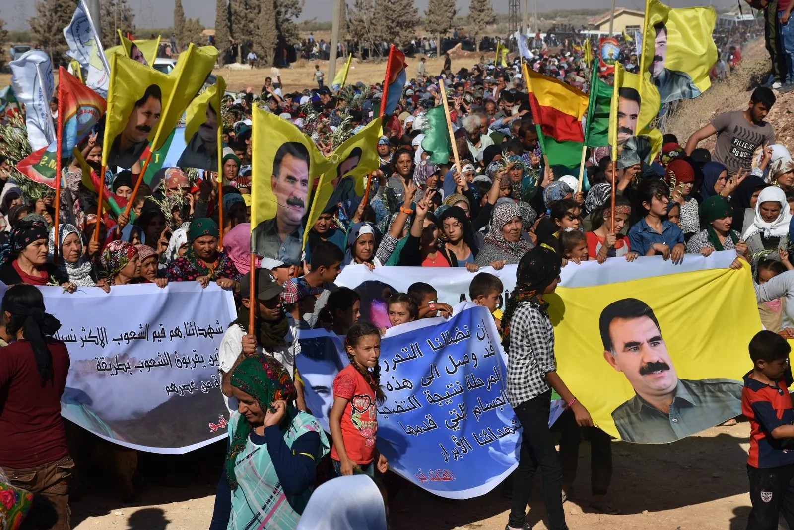 Şêniyên Efrîn û Şehbayê ji bo azadiya Ocalan meşiyan
