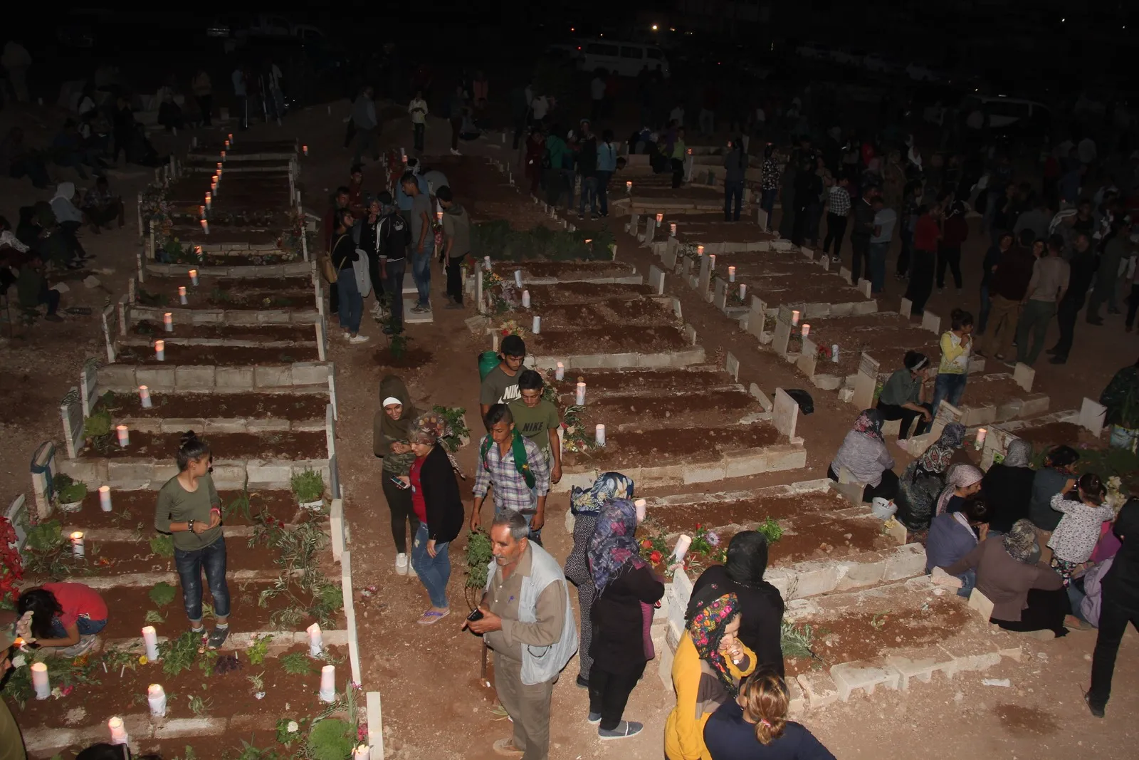 Gorên şehîdên Berxwedana Serdemê di şeva cejnê de ronî ne