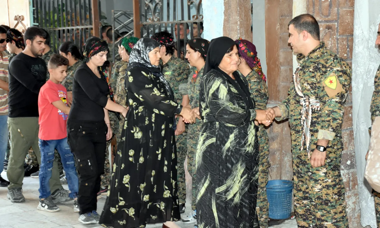 YPG û YPJ‘ê bi boneya cejnê xwarin ji malbatên şehîdan re amade kir