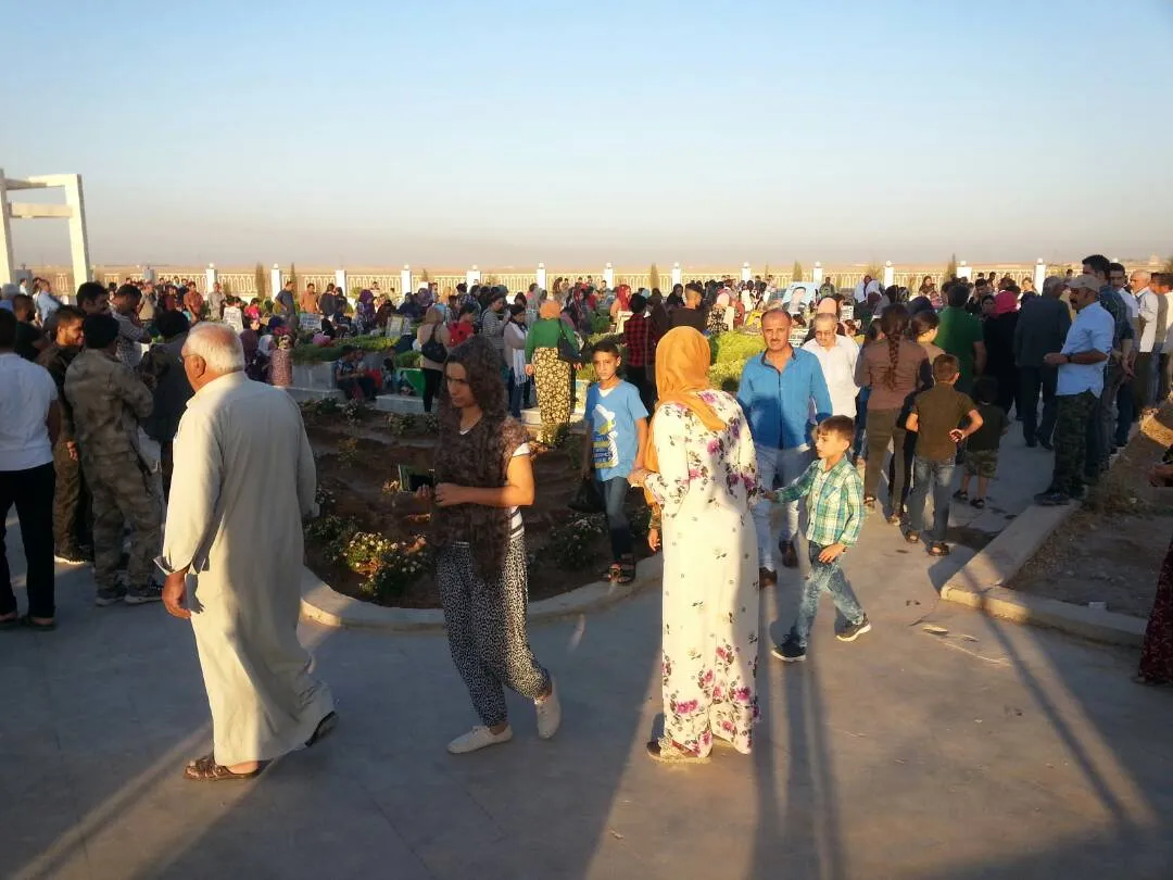 Gelê Rojava li goristanên cangoriyan dest bi cejnê kir