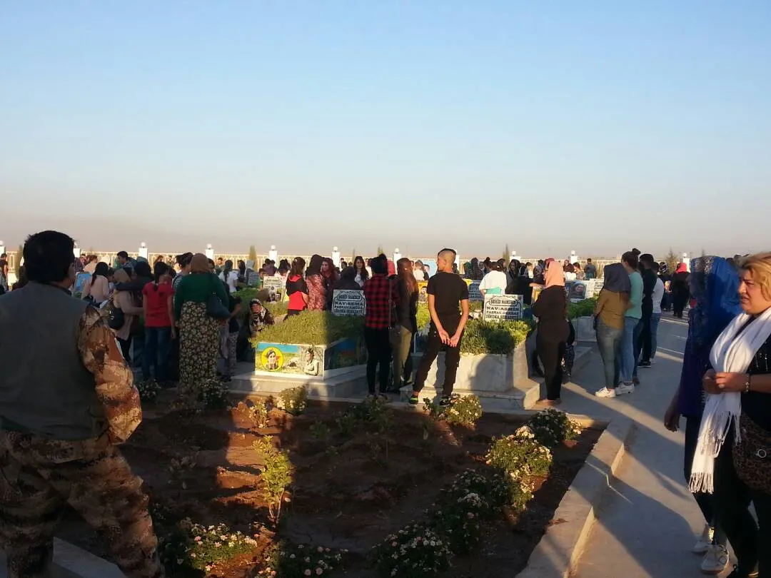 Gelê Rojava li goristanên cangoriyan dest bi cejnê kir
