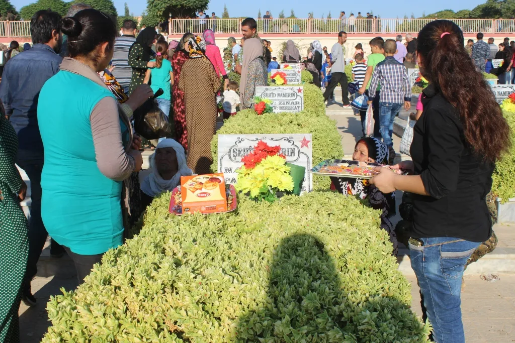 Gelê Rojava li goristanên cangoriyan dest bi cejnê kir