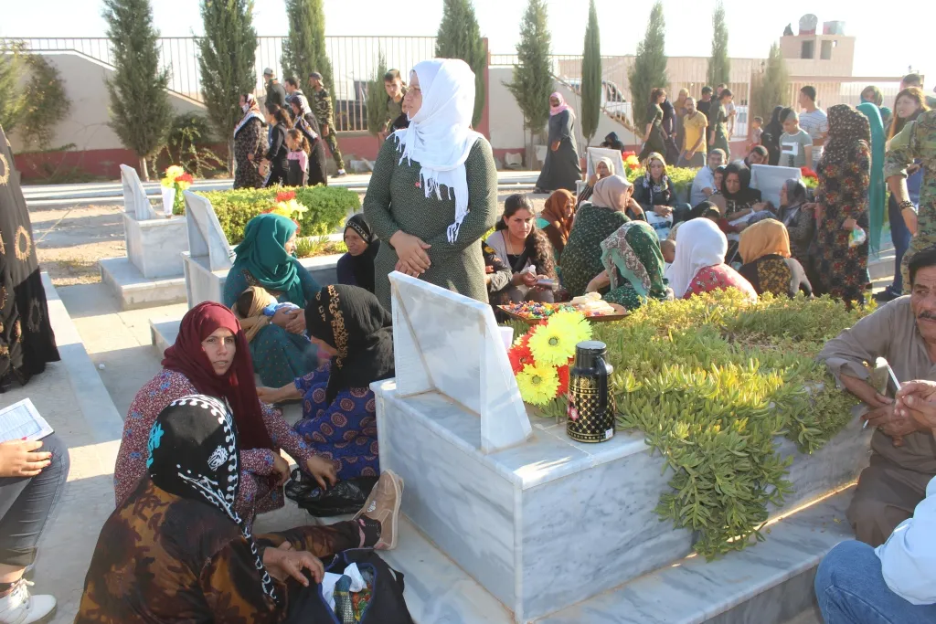 Gelê Rojava li goristanên cangoriyan dest bi cejnê kir