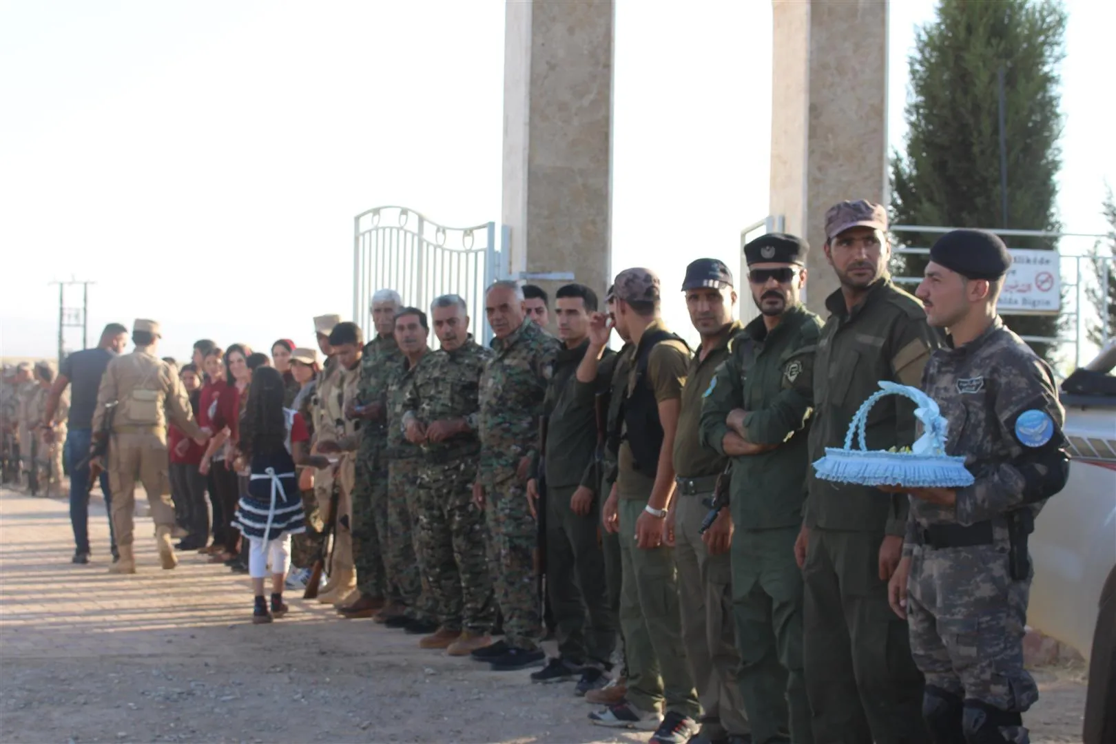 Gelê Rojava li goristanên cangoriyan dest bi cejnê kir