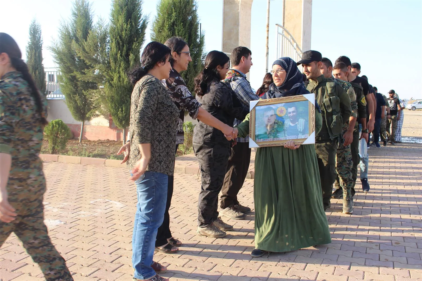 Gelê Rojava li goristanên cangoriyan dest bi cejnê kir