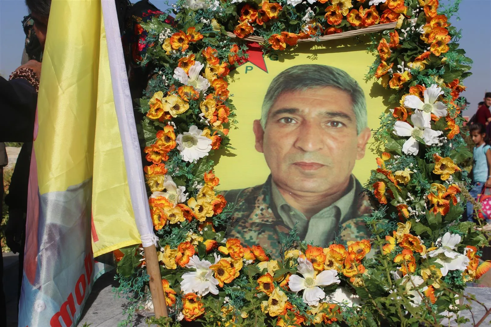Gelê Rojava li goristanên cangoriyan dest bi cejnê kir