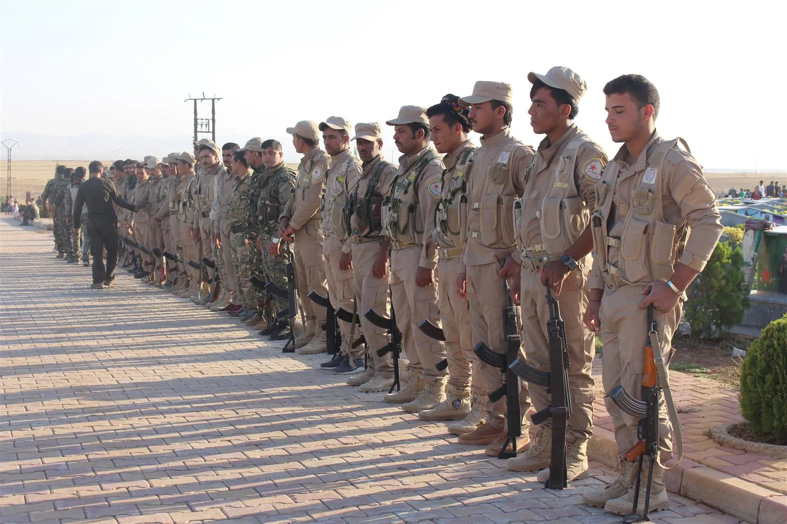 Gelê Rojava li goristanên cangoriyan dest bi cejnê kir