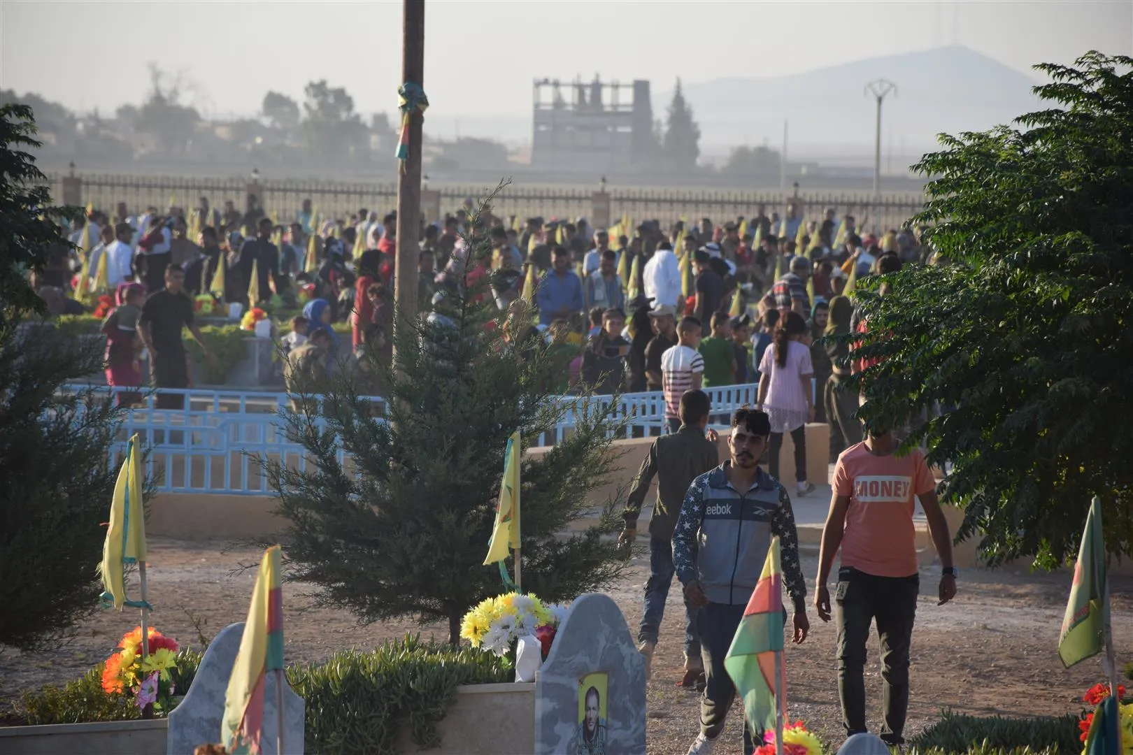 Gelê Rojava li goristanên cangoriyan dest bi cejnê kir
