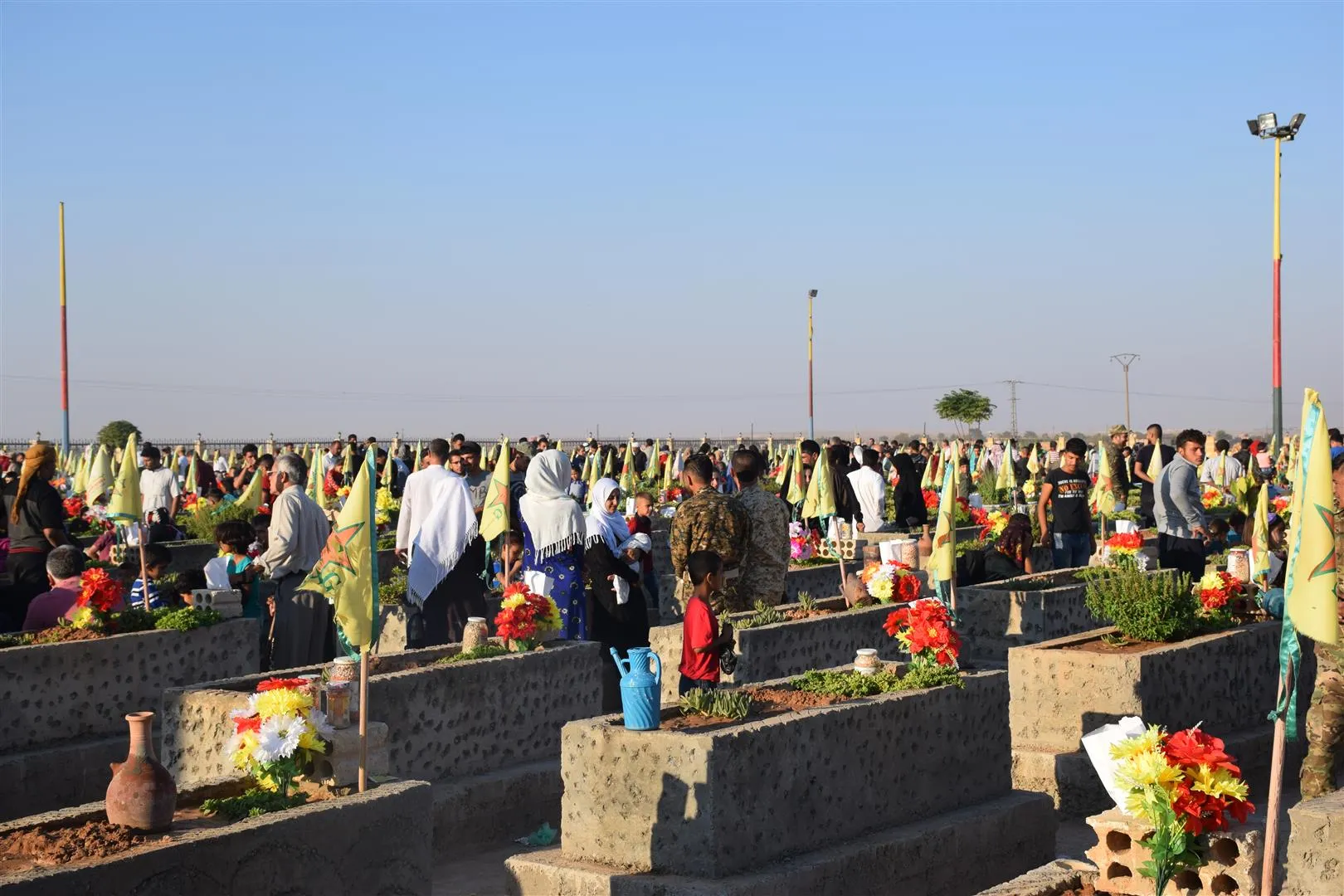 Gelê Rojava li goristanên cangoriyan dest bi cejnê kir
