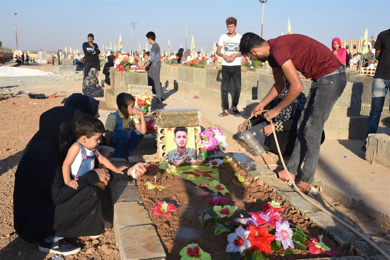 Gelê Rojava li goristanên cangoriyan dest bi cejnê kir