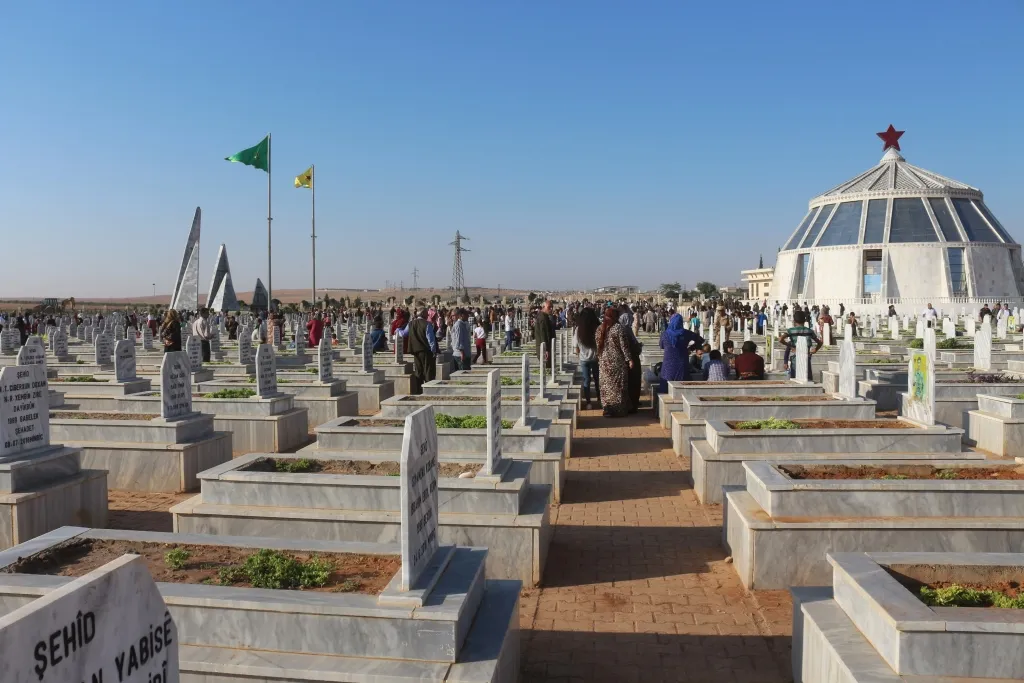 Gelê Rojava li goristanên cangoriyan dest bi cejnê kir
