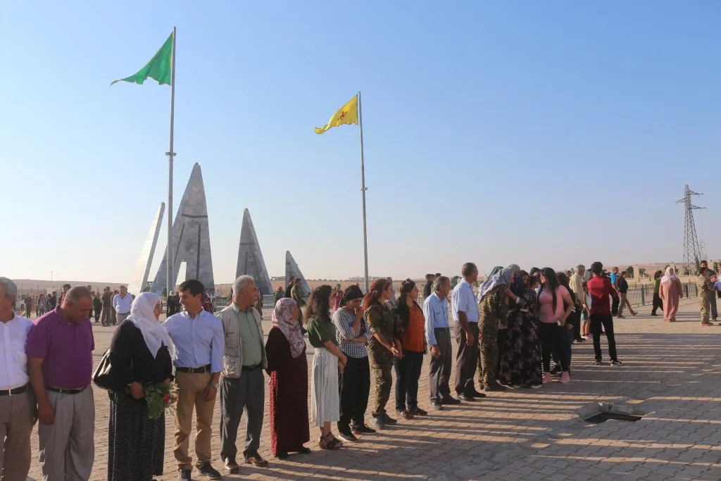 Gelê Rojava li goristanên cangoriyan dest bi cejnê kir