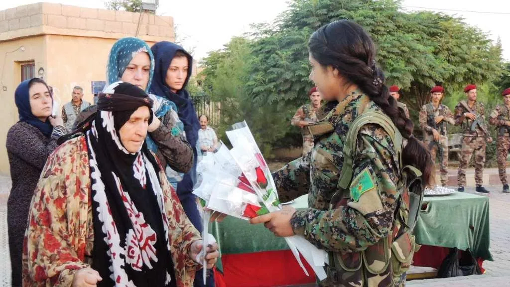 Gelê Rojava li goristanên cangoriyan dest bi cejnê kir