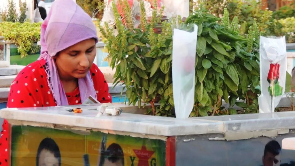 Gelê Rojava li goristanên cangoriyan dest bi cejnê kir