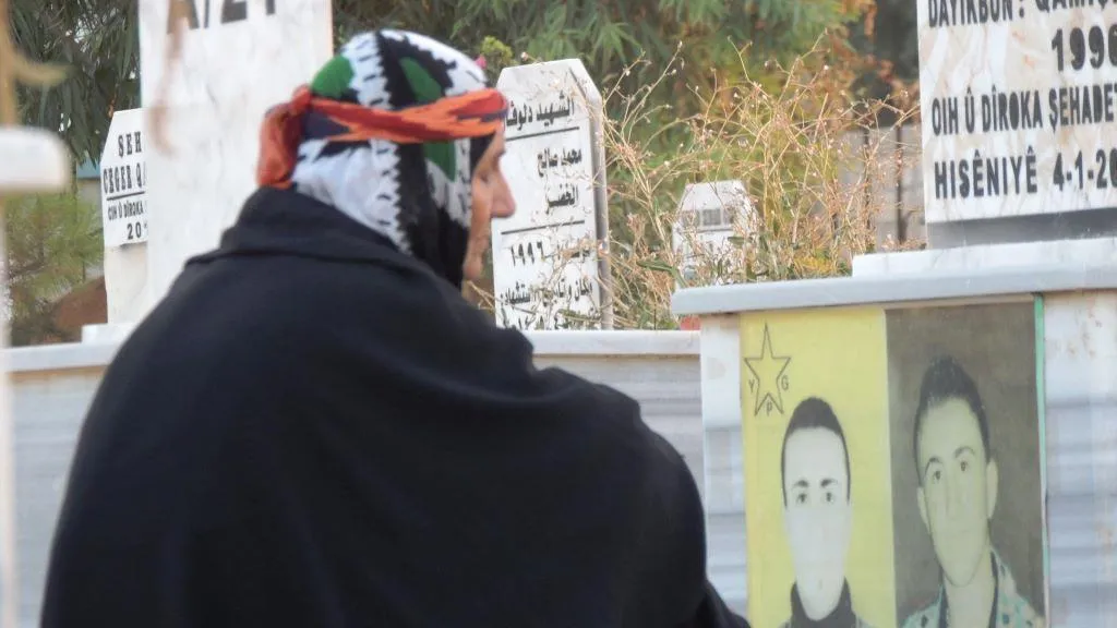 Gelê Rojava li goristanên cangoriyan dest bi cejnê kir