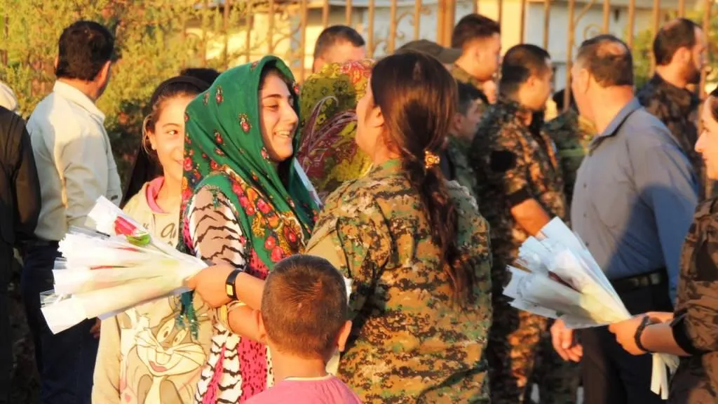 Gelê Rojava li goristanên cangoriyan dest bi cejnê kir