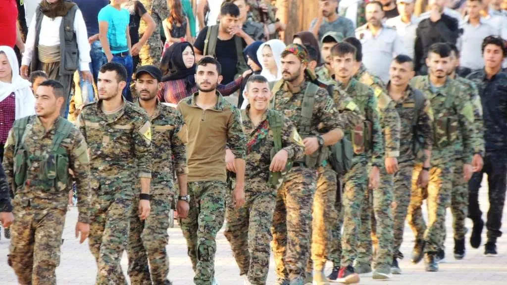 Gelê Rojava li goristanên cangoriyan dest bi cejnê kir
