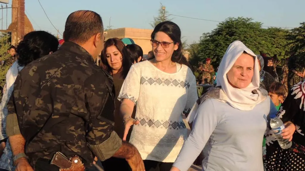 Gelê Rojava li goristanên cangoriyan dest bi cejnê kir