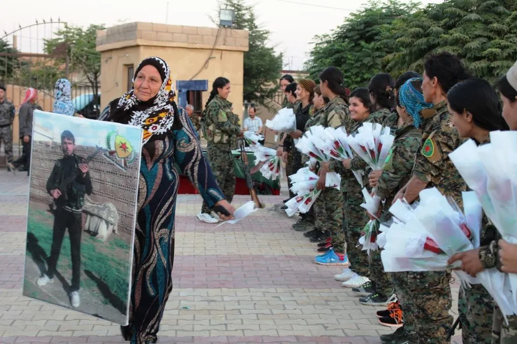 Gelê Rojava li goristanên cangoriyan dest bi cejnê kir