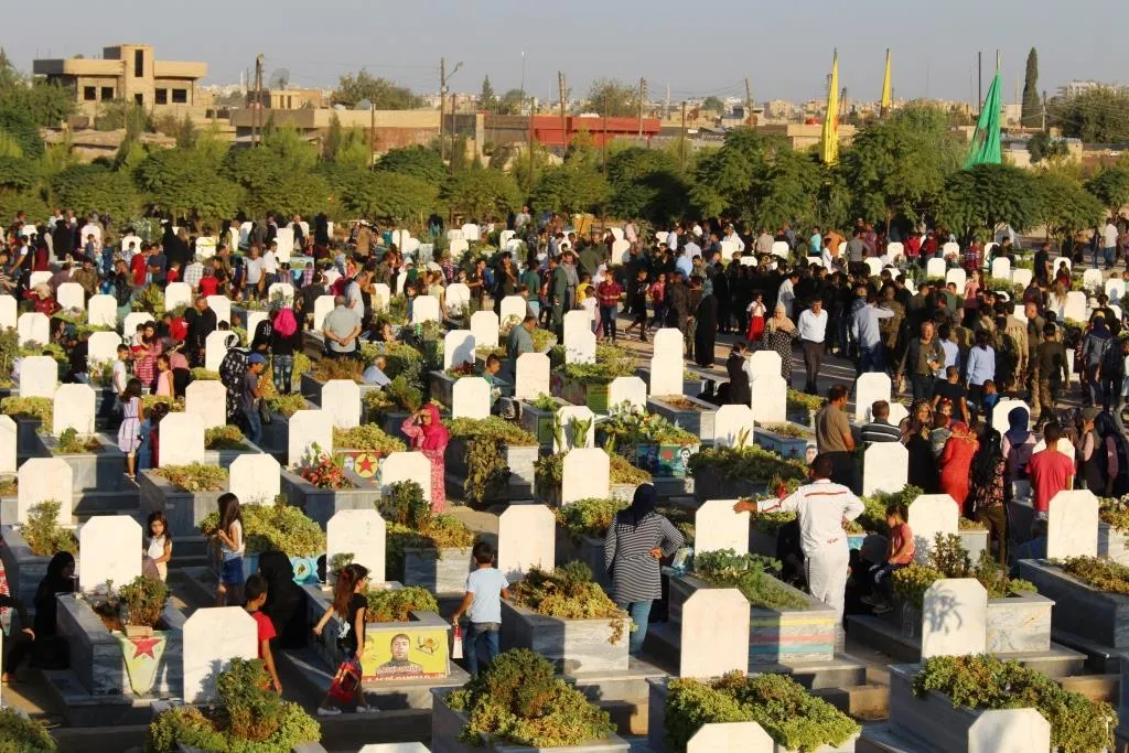 Gelê Rojava li goristanên cangoriyan dest bi cejnê kir