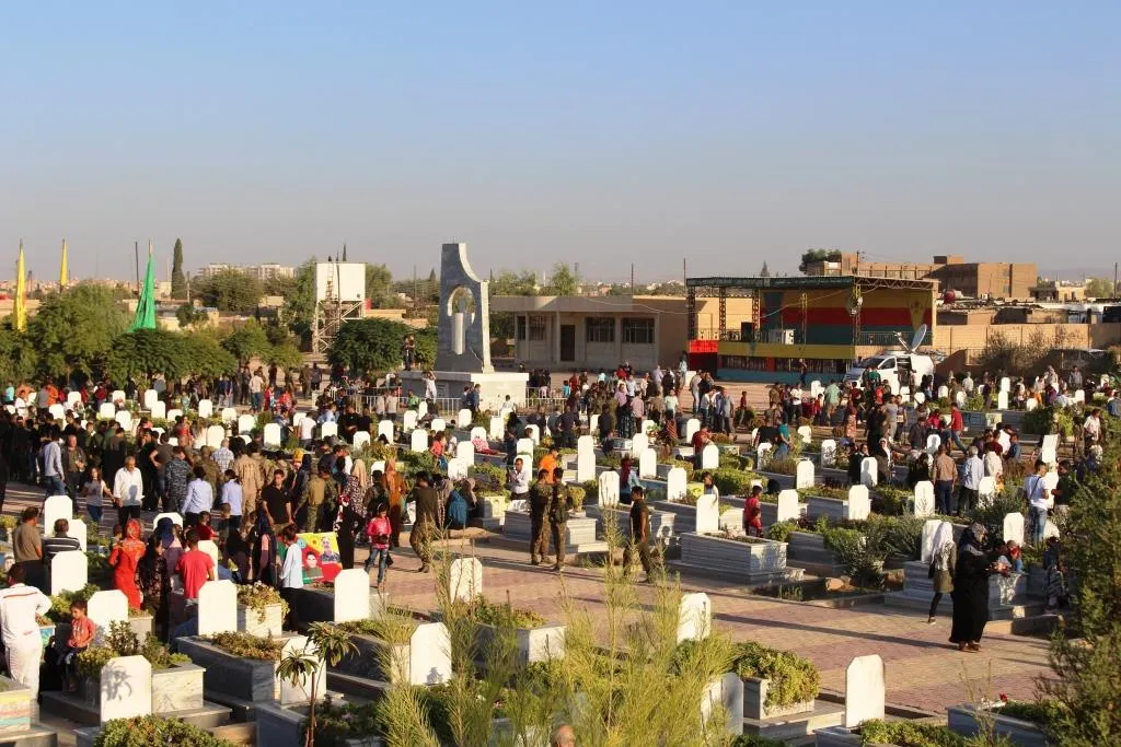 Gelê Rojava li goristanên cangoriyan dest bi cejnê kir
