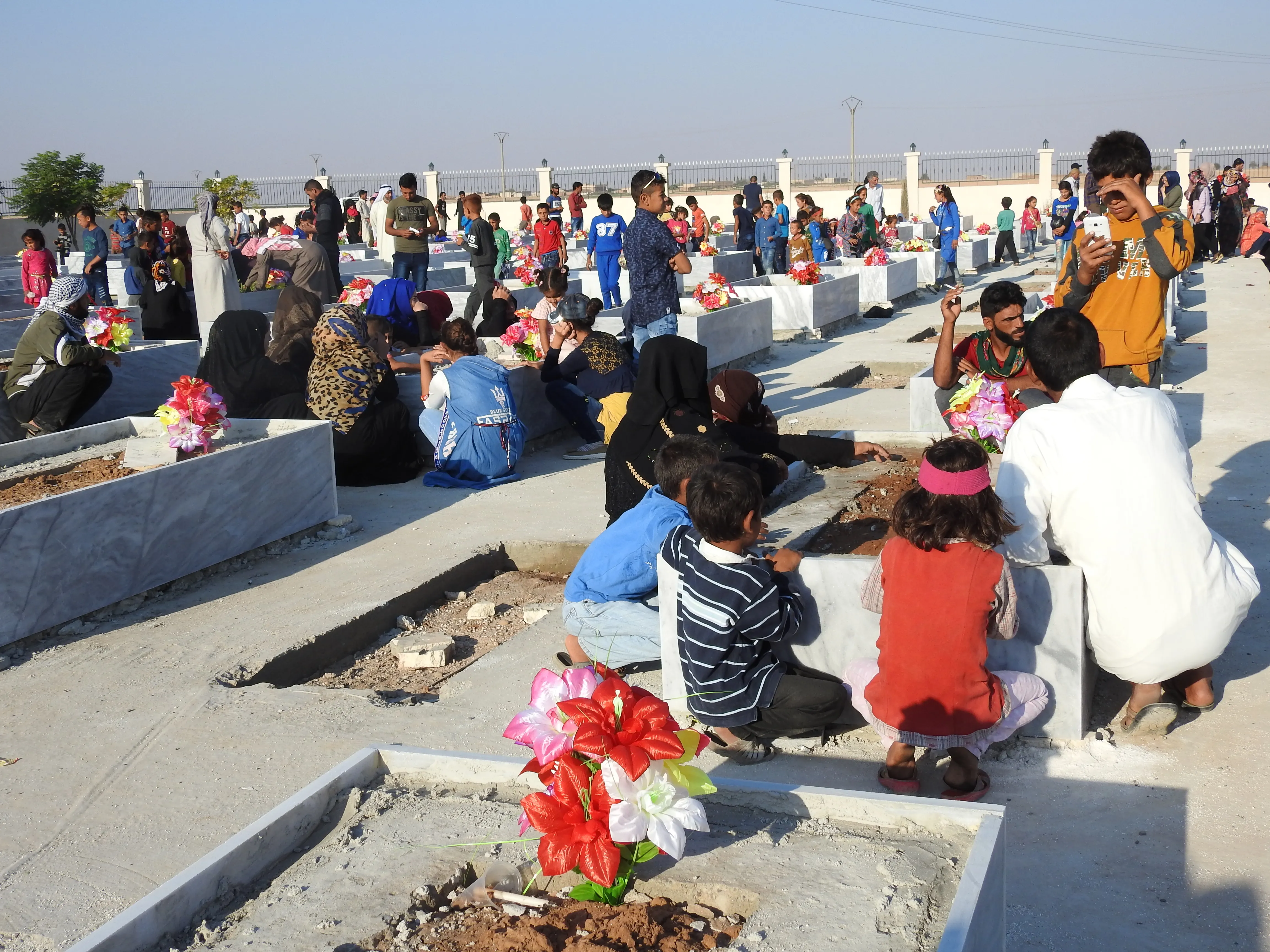 Gelê Rojava li goristanên cangoriyan dest bi cejnê kir