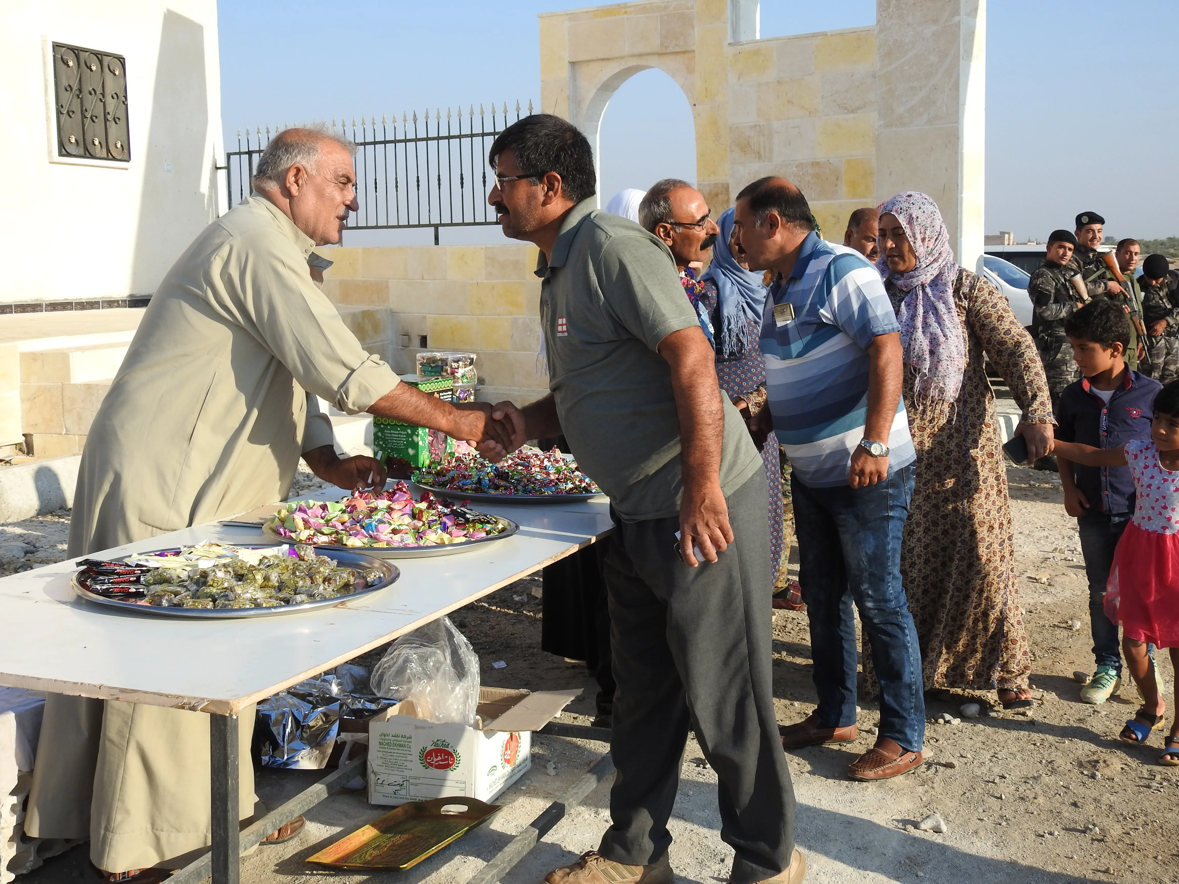 Gelê Rojava li goristanên cangoriyan dest bi cejnê kir