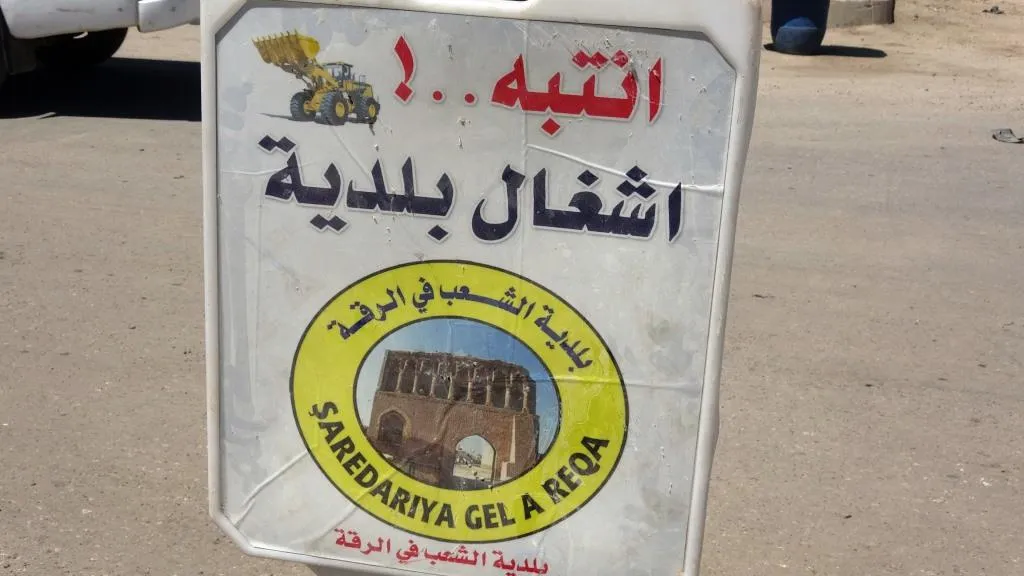 Xebatên sererastkirin û vekirina rêyên Reqayê berdewam in