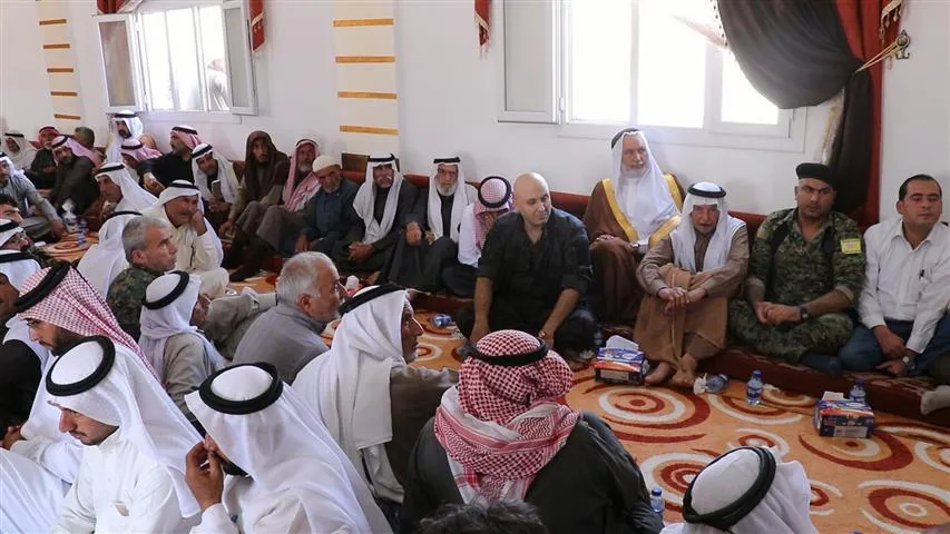 Rayedarên siyasî, leşkerî û rûspiyên Dêrazorê geşedanên dawîn gotûbêj kirin