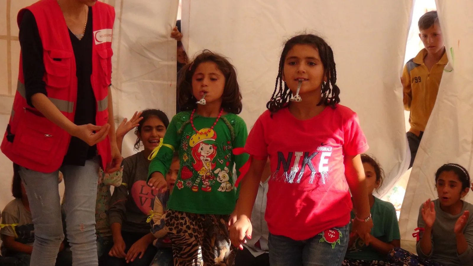 Dilên zarokên Efrînê şad kirin