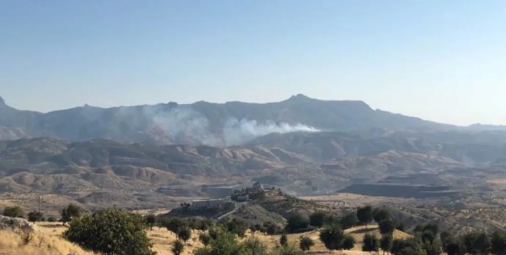 Ji ber bombebarana artêşa Tirk Çiyayê Cûdî dişewite