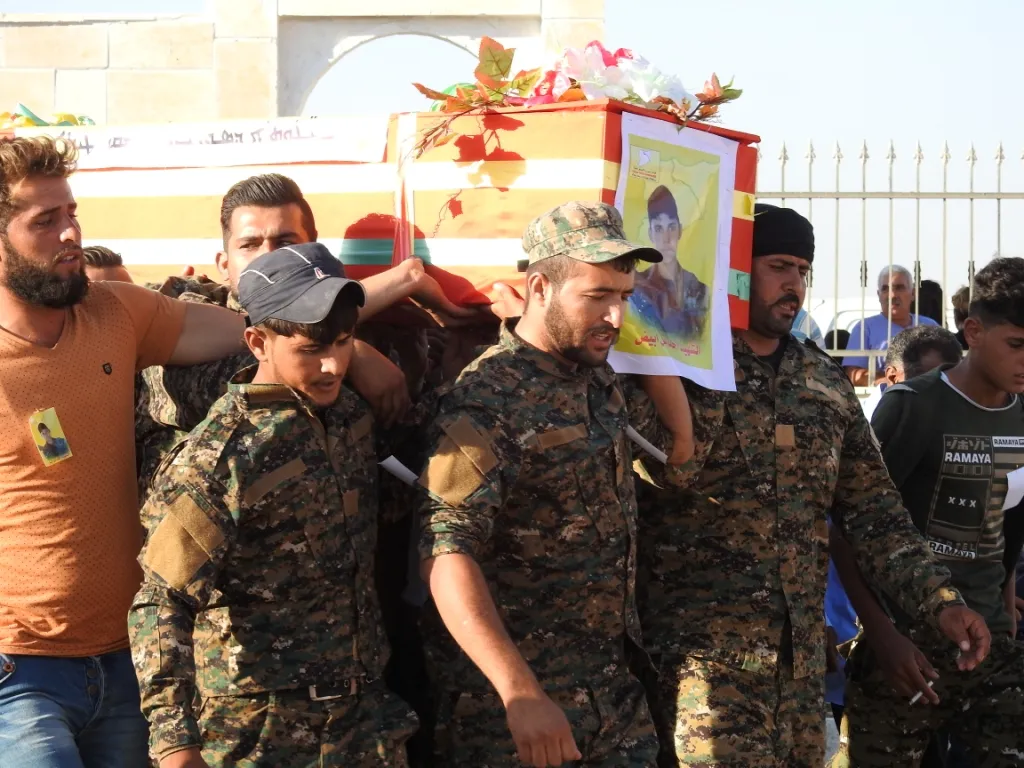 Şêniyên Girê Spî cenazeyê şervanê QSD‘ê Ehmed Salih veşartin