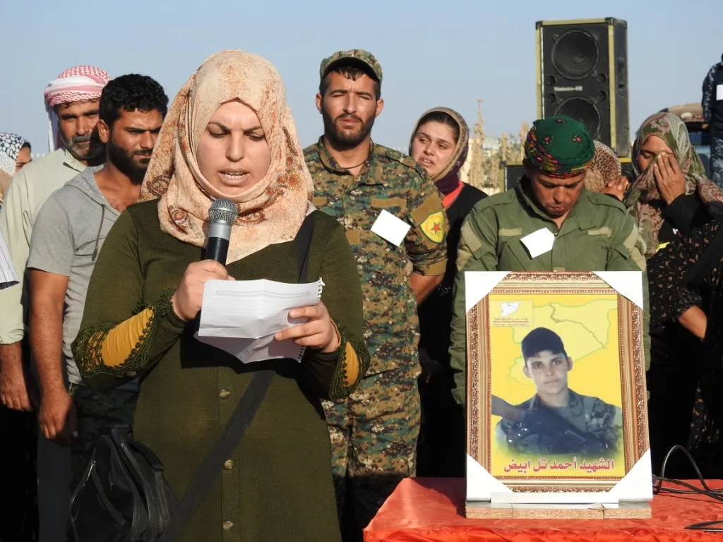Şêniyên Girê Spî cenazeyê şervanê QSD‘ê Ehmed Salih veşartin