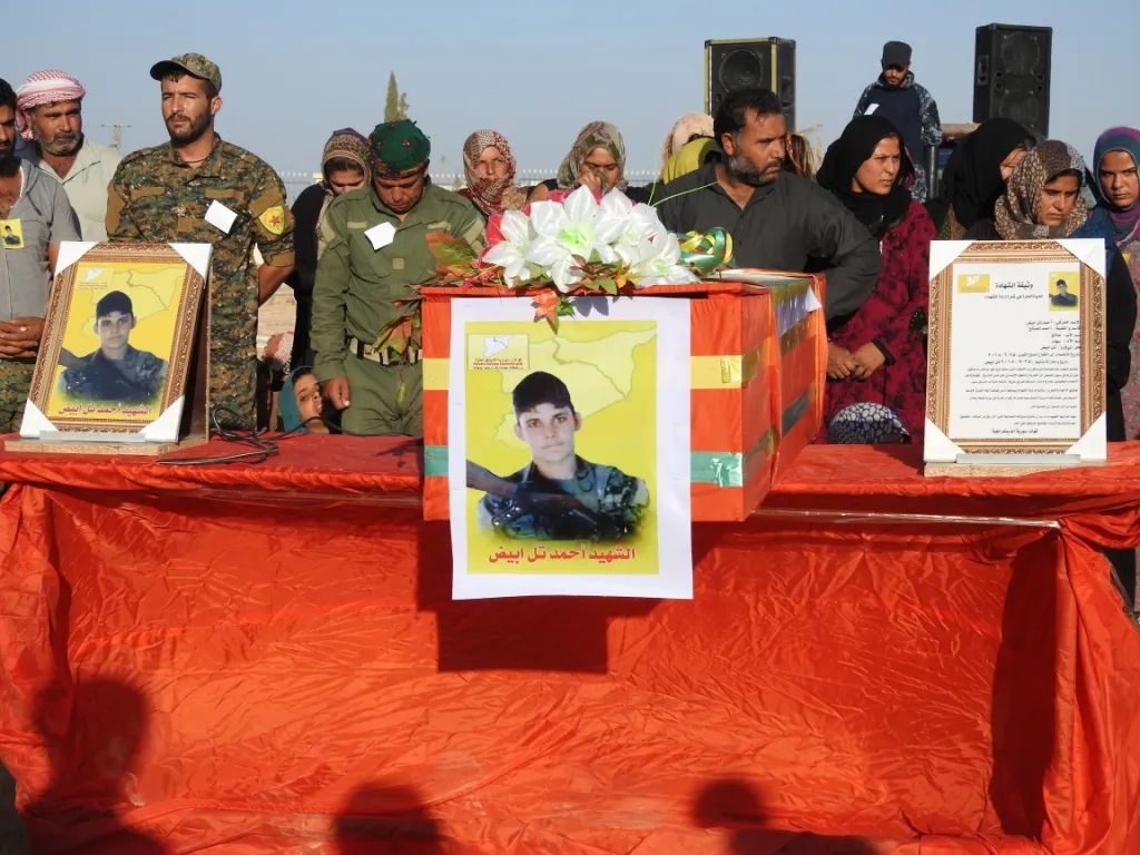 Şêniyên Girê Spî cenazeyê şervanê QSD‘ê Ehmed Salih veşartin